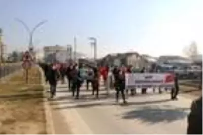 Son Dakika | Yüksekova'da öğretmenlerden şehit meslektaşları için yürüyüş Son Dakika | Yüksekova'da öğretmenlerden şehit meslektaşları için yürüyüş