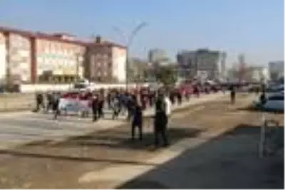 Son Dakika | Yüksekova'da öğretmenlerden şehit meslektaşları için yürüyüş Son Dakika | Yüksekova'da öğretmenlerden şehit meslektaşları için yürüyüş