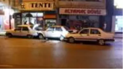Zincirleme trafik kazası: 2 yaralı Zincirleme trafik kazası: 2 yaralı