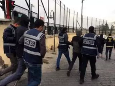 Çek hırsızlığı olayında yakalanan 3 kişi tutuklandı Çek hırsızlığı olayında yakalanan 3 kişi tutuklandı