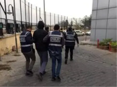 Çek hırsızlığı olayında yakalanan 3 kişi tutuklandı Çek hırsızlığı olayında yakalanan 3 kişi tutuklandı