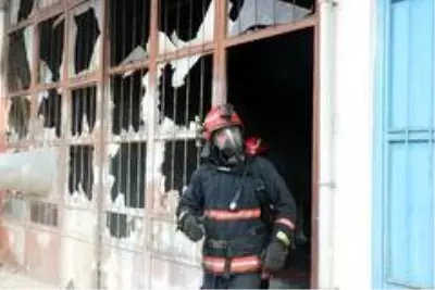 Alevlere teslim olan dükkandan tuvalete sığınarak kurtuldu Alevlere teslim olan dükkandan tuvalete sığınarak kurtuldu