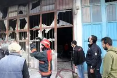 Alevlere teslim olan dükkandan tuvalete sığınarak kurtuldu Alevlere teslim olan dükkandan tuvalete sığınarak kurtuldu