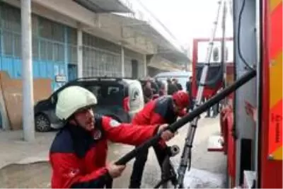 Alevlere teslim olan dükkandan tuvalete sığınarak kurtuldu Alevlere teslim olan dükkandan tuvalete sığınarak kurtuldu