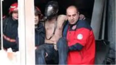 Alevlere teslim olan dükkandan tuvalete sığınarak kurtuldu Alevlere teslim olan dükkandan tuvalete sığınarak kurtuldu