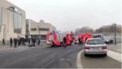 Almanya'da başbakanlık binasına araçla saldırı girişimi Almanya'da başbakanlık binasına araçla saldırı girişimi