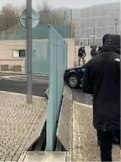 Almanya'da başbakanlık binasına araçlı saldırı girişimi Almanya'da başbakanlık binasına araçlı saldırı girişimi
