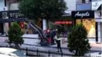 Apartmandan kopan dış cephe kaplamasından, kaldırımdakiler bir adımla kurtulmuş Apartmandan kopan dış cephe kaplamasından, kaldırımdakiler bir adımla kurtulmuş