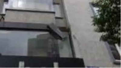 Apartmandan kopan dış cephe kaplamasından, kaldırımdakiler bir adımla kurtulmuş Apartmandan kopan dış cephe kaplamasından, kaldırımdakiler bir adımla kurtulmuş