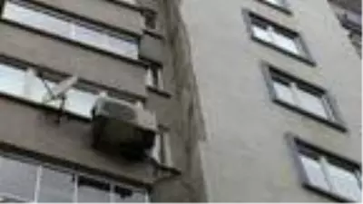 Apartmandan kopan dış cephe kaplamasından, kaldırımdakiler bir adımla kurtulmuş Apartmandan kopan dış cephe kaplamasından, kaldırımdakiler bir adımla kurtulmuş