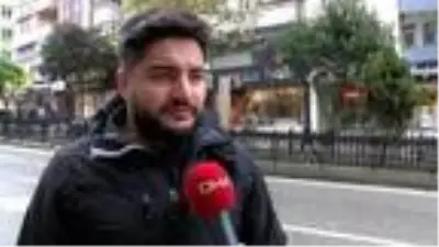 Apartmandan kopan dış cephe kaplamasından, kaldırımdakiler bir adımla kurtulmuş Apartmandan kopan dış cephe kaplamasından, kaldırımdakiler bir adımla kurtulmuş