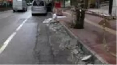 Apartmandan kopan dış cephe kaplamasından, kaldırımdakiler bir adımla kurtulmuş Apartmandan kopan dış cephe kaplamasından, kaldırımdakiler bir adımla kurtulmuş