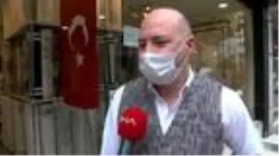 Apartmandan kopan dış cephe kaplamasından, kaldırımdakiler bir adımla kurtulmuş Apartmandan kopan dış cephe kaplamasından, kaldırımdakiler bir adımla kurtulmuş