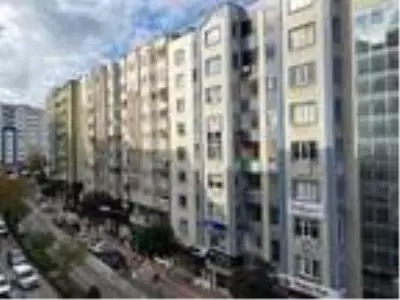 Apartmandan kopan dış cephe kaplamasından, kaldırımdakiler bir adımla kurtulmuş Apartmandan kopan dış cephe kaplamasından, kaldırımdakiler bir adımla kurtulmuş