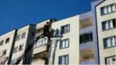 Apartmandan kopan dış cephe kaplamasından, kaldırımdakiler bir adımla kurtulmuş Apartmandan kopan dış cephe kaplamasından, kaldırımdakiler bir adımla kurtulmuş