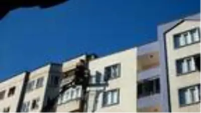 Apartmandan kopan dış cephe kaplamasından, kaldırımdakiler bir adımla kurtulmuş Apartmandan kopan dış cephe kaplamasından, kaldırımdakiler bir adımla kurtulmuş