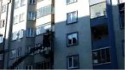 Apartmandan kopan dış cephe kaplamasından, kaldırımdakiler bir adımla kurtulmuş Apartmandan kopan dış cephe kaplamasından, kaldırımdakiler bir adımla kurtulmuş