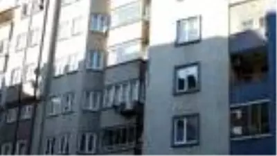 Apartmandan kopan dış cephe kaplamasından, kaldırımdakiler bir adımla kurtulmuş Apartmandan kopan dış cephe kaplamasından, kaldırımdakiler bir adımla kurtulmuş