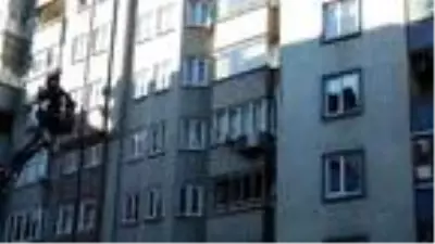 Apartmandan kopan dış cephe kaplamasından, kaldırımdakiler bir adımla kurtulmuş Apartmandan kopan dış cephe kaplamasından, kaldırımdakiler bir adımla kurtulmuş