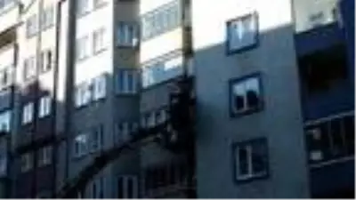 Apartmandan kopan dış cephe kaplamasından, kaldırımdakiler bir adımla kurtulmuş Apartmandan kopan dış cephe kaplamasından, kaldırımdakiler bir adımla kurtulmuş