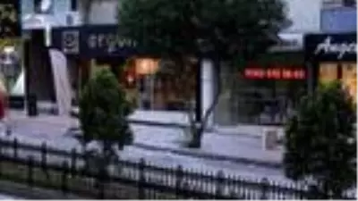 Apartmandan kopan dış cephe kaplamasından, kaldırımdakiler bir adımla kurtulmuş Apartmandan kopan dış cephe kaplamasından, kaldırımdakiler bir adımla kurtulmuş