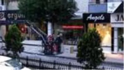 Apartmandan kopan dış cephe kaplamasından, kaldırımdakiler bir adımla kurtulmuş Apartmandan kopan dış cephe kaplamasından, kaldırımdakiler bir adımla kurtulmuş
