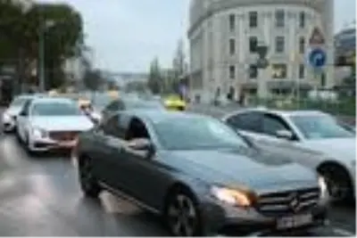 Son dakika haberi... Avusturya'da taksicilerden hükümet karşısı protesto Son dakika haberi... Avusturya'da taksicilerden hükümet karşısı protesto