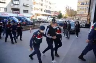 Aydın merkezli 3 ilde göçmen kaçakçılığı operasyonu Aydın merkezli 3 ilde göçmen kaçakçılığı operasyonu