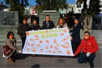 Ayvalık'ta Kadına Şiddete Sıfır Toleransın simgesi Turuncu Maske oldu Ayvalık'ta Kadına Şiddete Sıfır Toleransın simgesi Turuncu Maske oldu