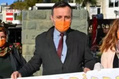 Ayvalık'ta Kadına Şiddete Sıfır Toleransın simgesi Turuncu Maske oldu Ayvalık'ta Kadına Şiddete Sıfır Toleransın simgesi Turuncu Maske oldu