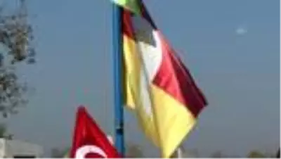 Azerbaycanlı şehidin mezarına Galatasaray bayrağı asıldı Azerbaycanlı şehidin mezarına Galatasaray bayrağı asıldı