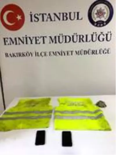 Bakırköy'de işçi gibi giyinip 2 bin 200 metre kabloyu böyle çaldılar Bakırköy'de işçi gibi giyinip 2 bin 200 metre kabloyu böyle çaldılar