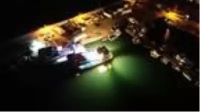 Balıkçılar yüzlerce kasa hamsiyle döndü Balıkçılar yüzlerce kasa hamsiyle döndü