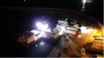 Balıkçılar yüzlerce kasa hamsiyle döndü Balıkçılar yüzlerce kasa hamsiyle döndü