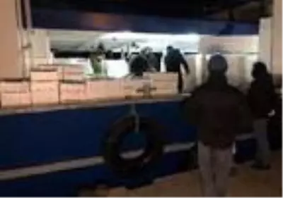 Balıkçılar yüzlerce kasa hamsiyle döndü Balıkçılar yüzlerce kasa hamsiyle döndü