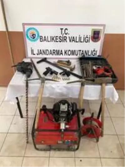 Balıkesir'de 6 define avcısı kaçak kazı yaparken yakalandı Balıkesir'de 6 define avcısı kaçak kazı yaparken yakalandı