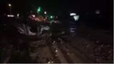 Bariyere çarpan otomobilde 2 kişi yaralandı Bariyere çarpan otomobilde 2 kişi yaralandı