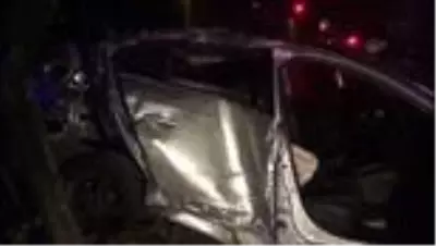 Bariyere çarpan otomobilde 2 kişi yaralandı Bariyere çarpan otomobilde 2 kişi yaralandı