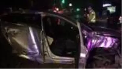 Bariyere çarpan otomobilde 2 kişi yaralandı Bariyere çarpan otomobilde 2 kişi yaralandı