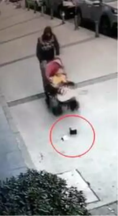 Bebek arabasıyla giderken yerdeki para dolu cüzdanı alıp, kaçtı Bebek arabasıyla giderken yerdeki para dolu cüzdanı alıp, kaçtı
