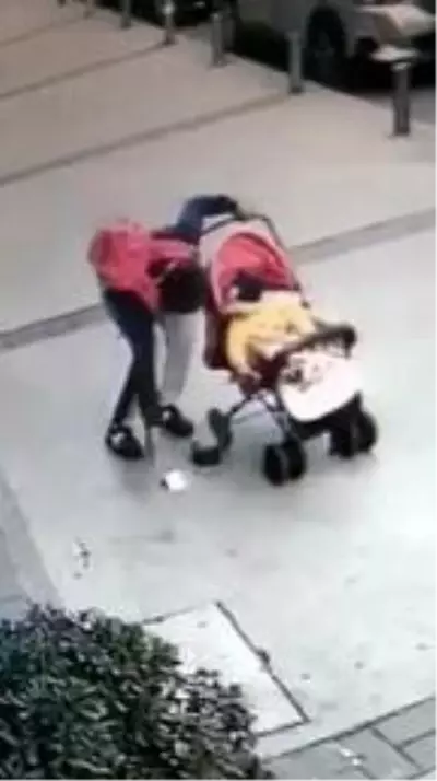 Bebek arabasıyla giderken yerdeki para dolu cüzdanı alıp, kaçtı Bebek arabasıyla giderken yerdeki para dolu cüzdanı alıp, kaçtı