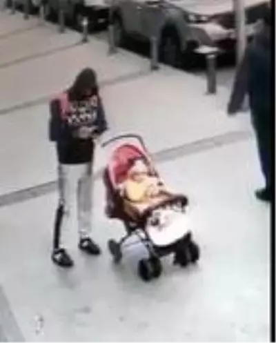 Bebek arabasıyla giderken yerdeki para dolu cüzdanı alıp, kaçtı Bebek arabasıyla giderken yerdeki para dolu cüzdanı alıp, kaçtı