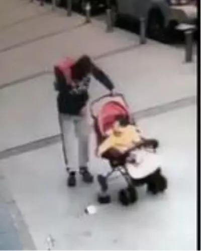 Bebek arabasıyla giderken yerdeki para dolu cüzdanı alıp, kaçtı Bebek arabasıyla giderken yerdeki para dolu cüzdanı alıp, kaçtı