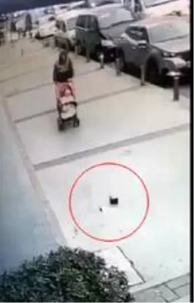 Bebek arabasıyla giderken yerdeki para dolu cüzdanı alıp, kaçtı Bebek arabasıyla giderken yerdeki para dolu cüzdanı alıp, kaçtı