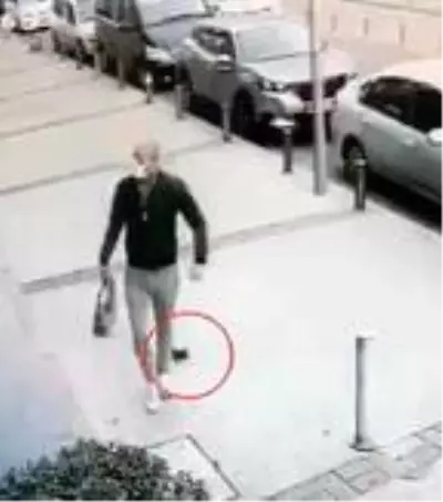 Bebek arabasıyla giderken yerdeki para dolu cüzdanı alıp, kaçtı Bebek arabasıyla giderken yerdeki para dolu cüzdanı alıp, kaçtı