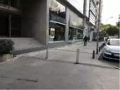 Bebek arabasıyla giderken yerdeki para dolu cüzdanı alıp, kaçtı Bebek arabasıyla giderken yerdeki para dolu cüzdanı alıp, kaçtı