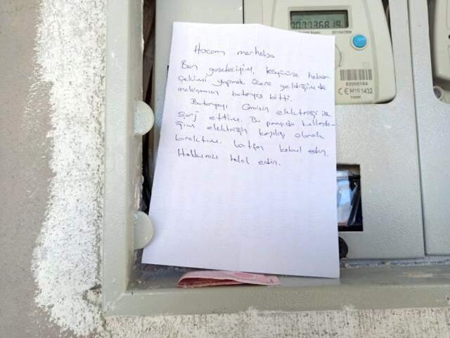 Camide cihazlarını şarj ettiği eden gazeteci not ve para bırakıp 'helallik' istedi Camide cihazlarını şarj ettiği eden gazeteci not ve para bırakıp 'helallik' istedi