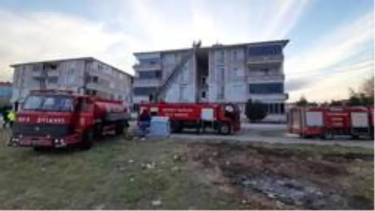 Çatı yangını apartmandakileri sokağa döktü