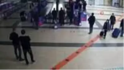Ceviz içine gizlediği uyuşturucu ile havalimanında yakalandı Ceviz içine gizlediği uyuşturucu ile havalimanında yakalandı