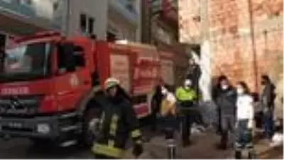 Son dakika haber... Çıkan yangında 1 kişi dumandan etkilenerek hastaneye kaldırıldı Son dakika haber... Çıkan yangında 1 kişi dumandan etkilenerek hastaneye kaldırıldı